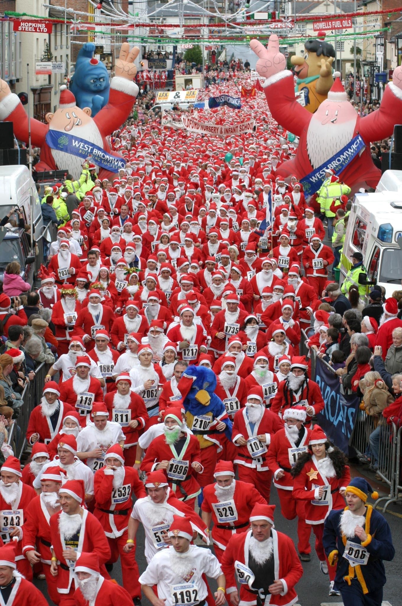 Newtown Santa Run 2004 pics at the start of the race